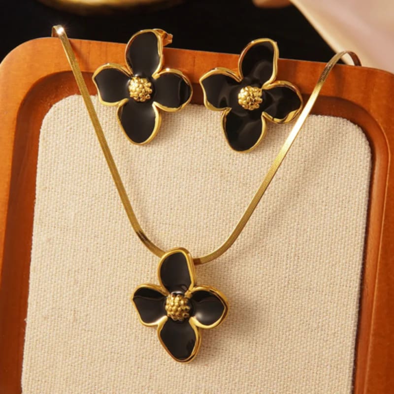Hochwertiges Edelstahl-Set bestehend aus einer filigranen, goldenen Kette mit edlen Blütenanhänger und passenden Ohrsteckern. Elegant und feminin. Langlebig, wasserfest, hypoallergen und alltagstauglich.