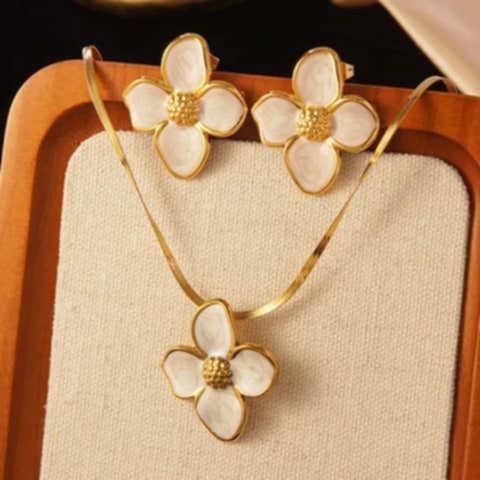 Hochwertiges Edelstahl-Set bestehend aus einer filigranen, goldenen Kette mit edlen Blütenanhänger und passenden Ohrsteckern. Elegant und feminin. Langlebig, wasserfest, hypoallergen und alltagstauglich.