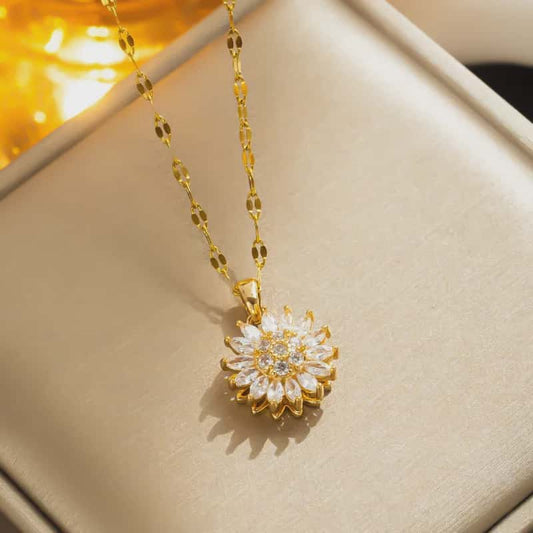 Hochwertige Edelstahl-Kette mit rotierenden, goldenen Sonnenblumen-Anhänger und funkelnden Zirkonia. Langlebig, wasserfest, hypoallergen und alltagstauglich.