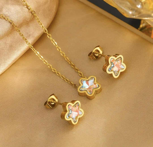 Hochwertiges Edelstahl-Set bestehend aus einer filigranen, goldenen Kette mit zartrosa Sternchen und passenden Ohrsteckern. Elegant und minimalistisch. Langlebig, wasserfest, hypoallergen und alltagstauglich.