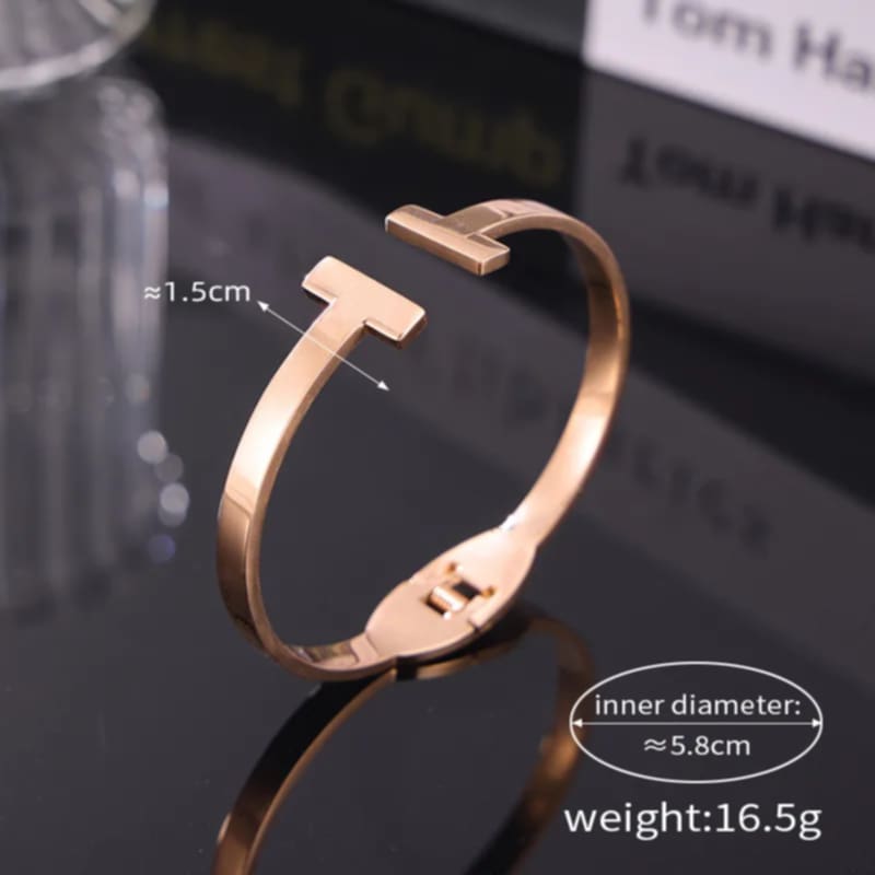Hochwertiger Edelstahl Armreif in edlen, stillvollen, minimalistischen, weißgoldenen Design. Ein echtes Highlight am Handgelenk. Langlebig, wasserfest, hypoallergen und alltagstauglich.
