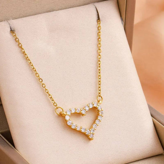 Herz umrandet von funkelnden Zirkonia