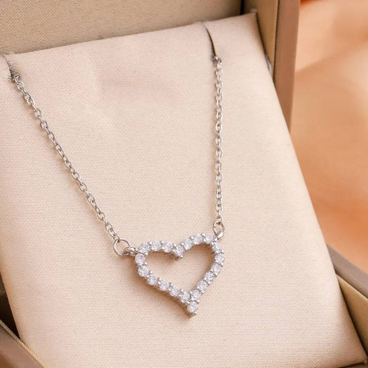 Herz umrandet von funkelnden Zirkonia