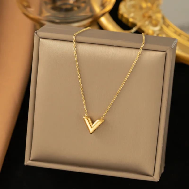 Hochwertiges Edelstahl-Set bestehend aus einer Kette und passenden Ohrsteckern in Gold. Elegant, feminin und minimalistisch. Langlebig, wasserfest, hypoallergen und alltagstauglich
