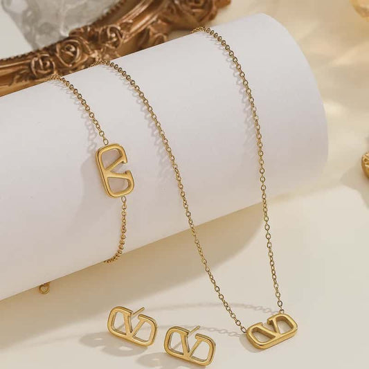 Hochwertiges Edelstahl-Set bestehend aus einer filigranen, edlen goldenen Kette Ohrsteckern und passenden Armband. Minimalisch und feminin. Langlebig, wasserfest, hypoallergen und alltagstauglich.