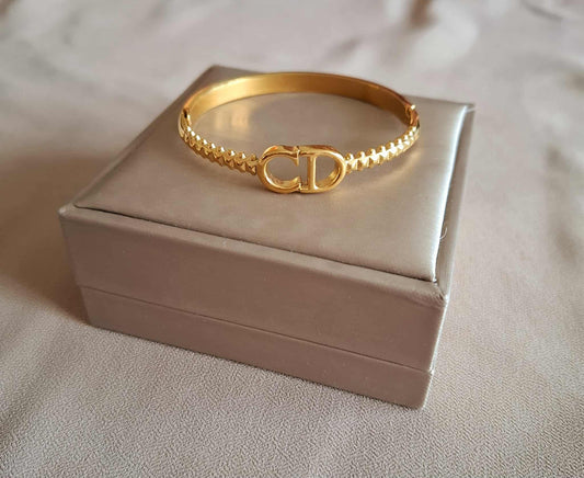 Zackenarmreif mit CD-Initialen